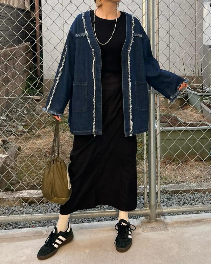 しまむらのネイビーの「デニムフリンジジャケット」