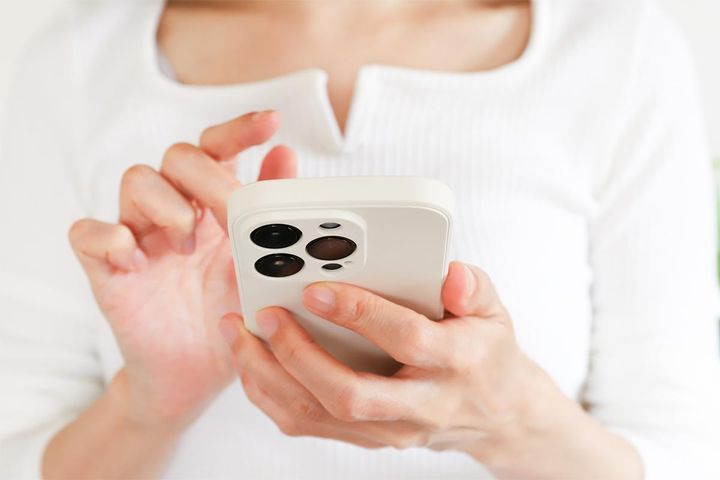 時計を見ないでスマホを見る理由を考察