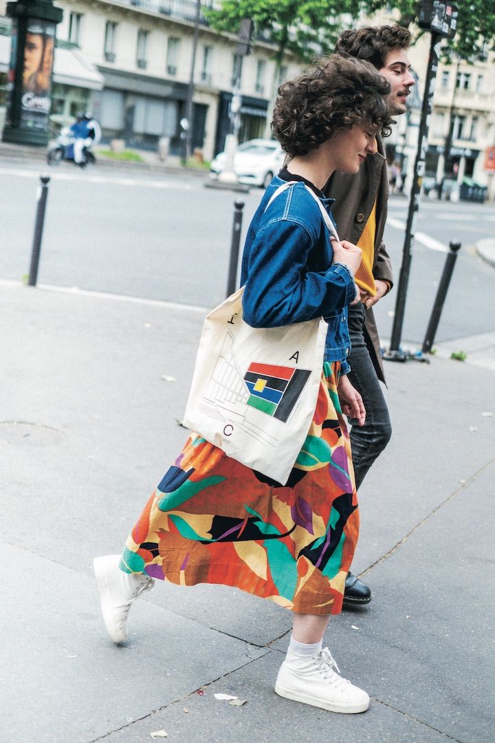 デニムジャケットに合わせたカラフルな柄スカートとトートバッグがリンクしたコーデ