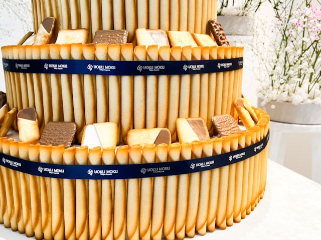 「ヨックモック」の看板商品である「シガール」をはじめとした、「ヨックモック」で販売されているクッキーのサンプルで作られているディスプレイ