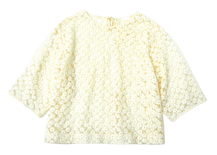 花モチーフの刺しゅうを贅沢にあしらった上品な1枚。オケージョンスタイルにもぴったり