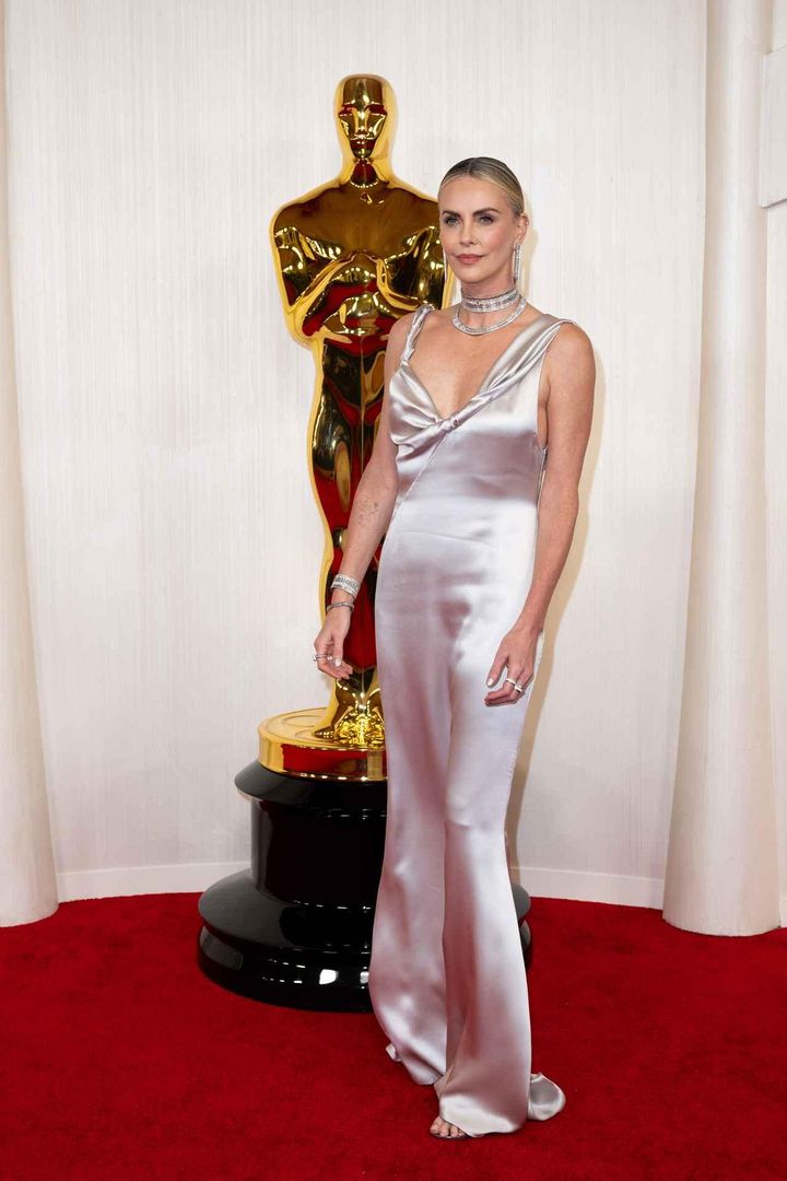 画像2: 第96回アカデミー賞授賞式のレッドカーペットでセレブはどんなドレスを着た？