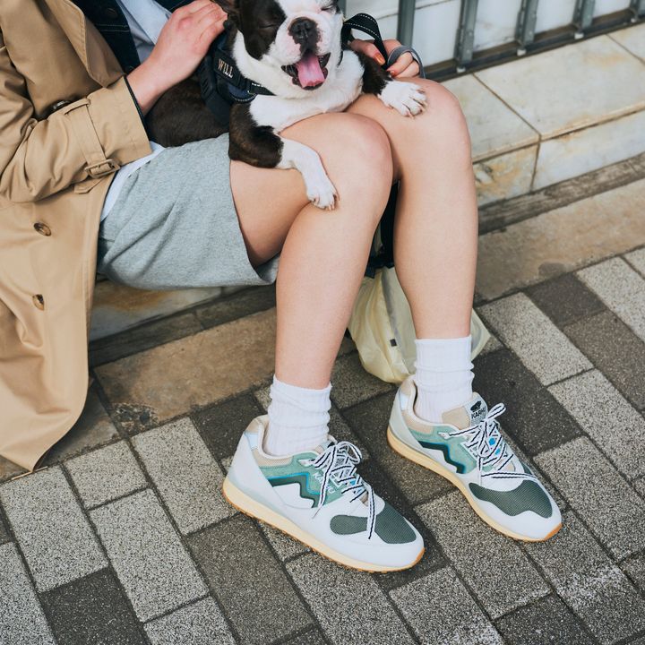 春のトレンチコートスタイルは、《カルフ》のスニーカーで爽やかなアクセントを取り入れて！【マイスタンダードブック】