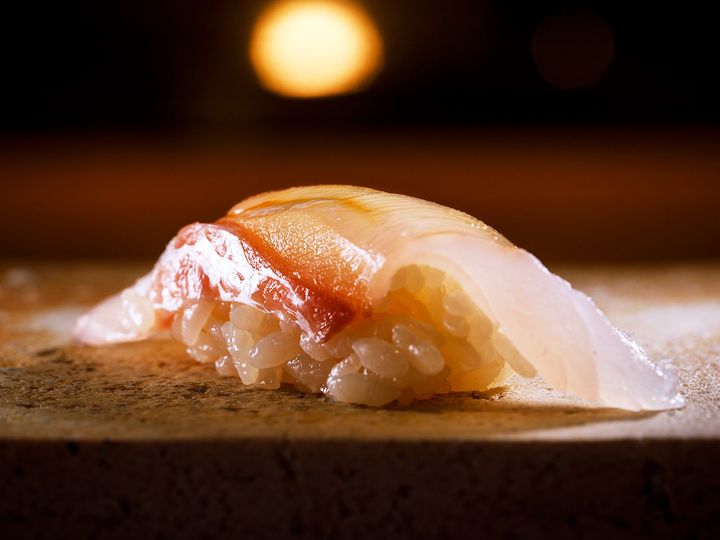 東銀座『鮨 いつつ』の「真鯛」