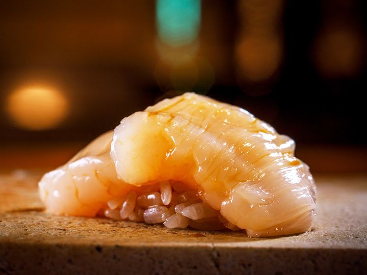 東銀座『鮨 いつつ』の「ホタテ」