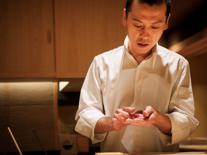 東銀座『鮨 いつつ』の星原 嵩氏
