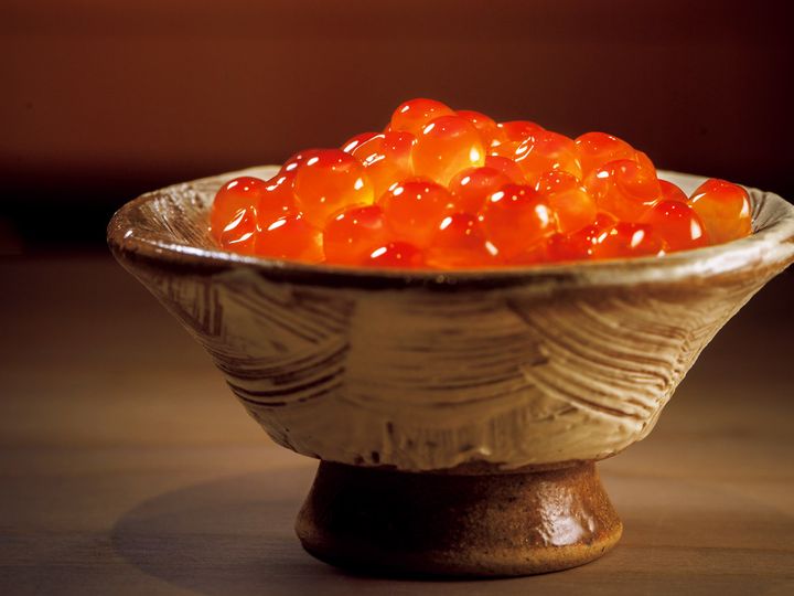 東銀座『鮨 いつつ』の「いくらの小丼」