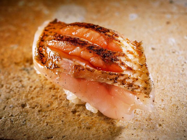 東銀座『鮨 いつつ』の「のどぐろの炙り」