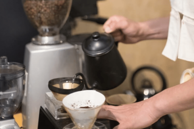 コーヒーを淹れるイメージ画像