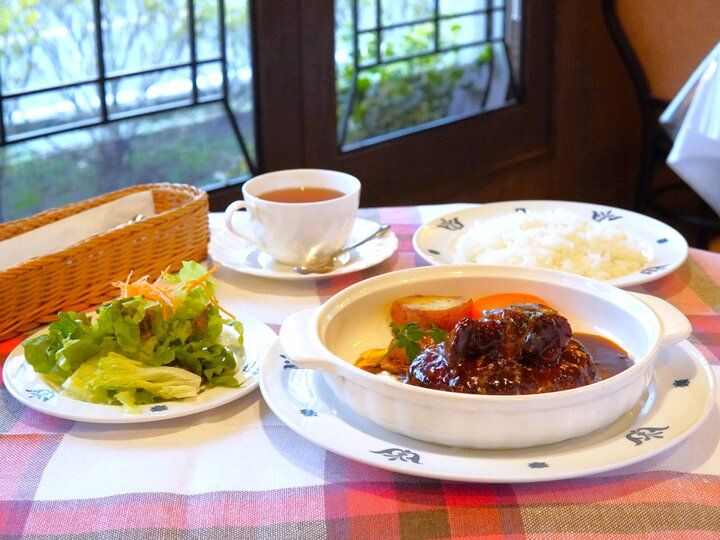 洋館が建ち並ぶ横浜山手の老舗「山手ロシュ」で素材の味を楽しむ昔ながらの洋食ランチ♪