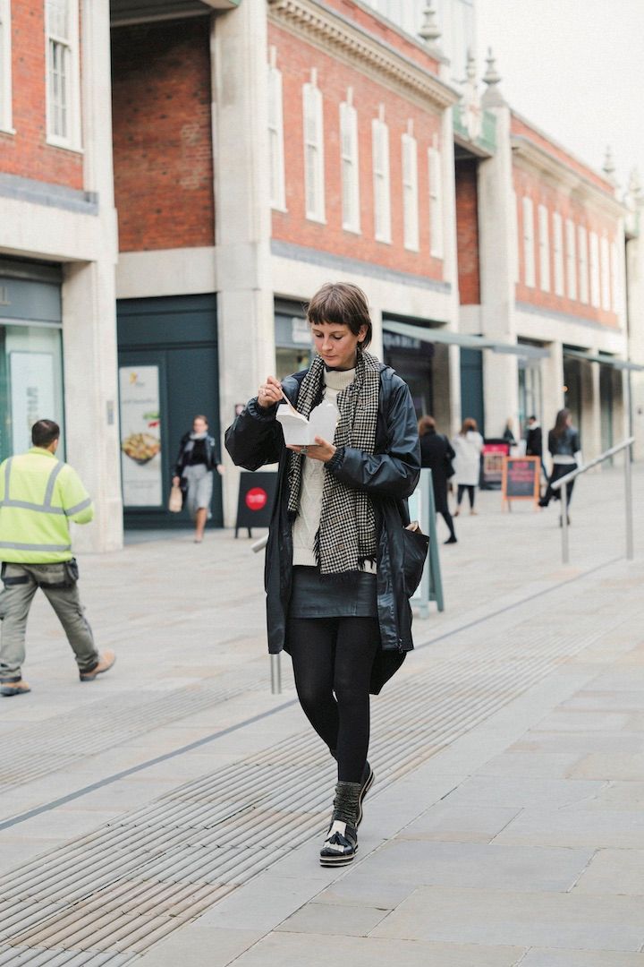 さすがロンドンガール！レインウェアも抜かりなくオシャレに決めたコーデ