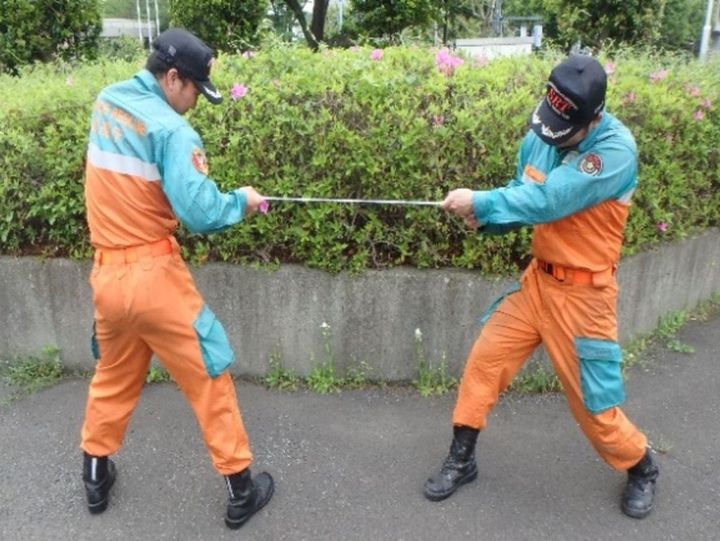 強力なひもとなって、ひっぱっても簡単には切れません。