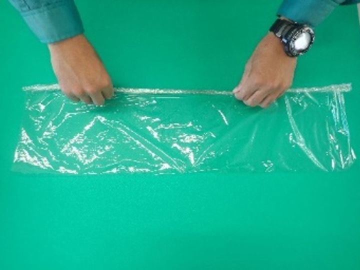 ラップをねじります。