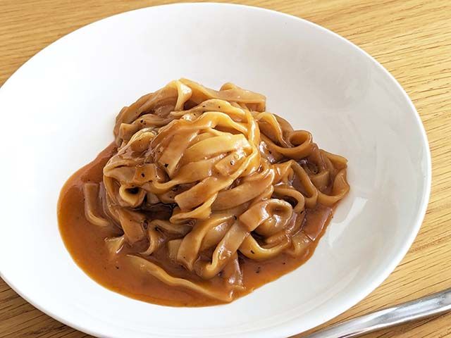 カルディ新商品「濃厚海老の生フェットチーネ レンジアップ」が開封され、お皿に盛られた様子