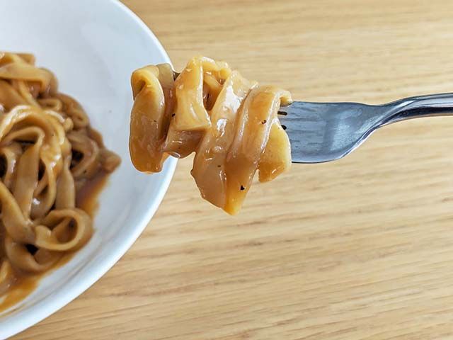 カルディ新商品「濃厚海老の生フェットチーネ レンジアップ」をフォークで巻いた様子