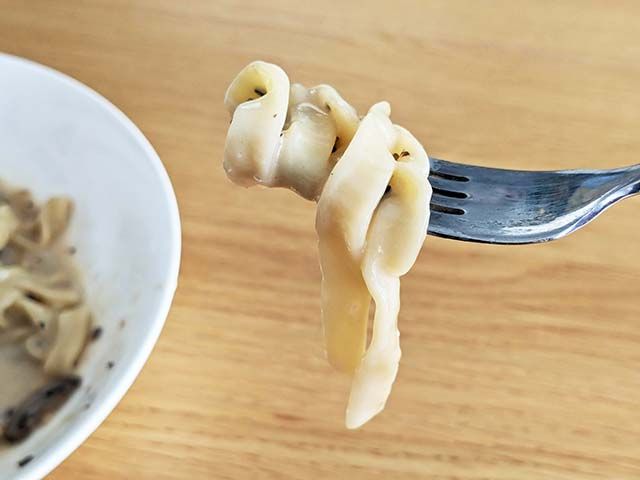 カルディ新商品「トリュフクリームの生フェットチーネ レンジアップ」をフォークで巻いた様子