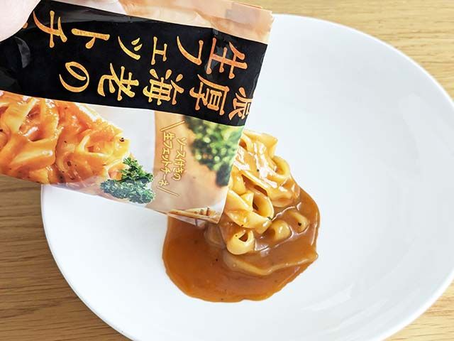 カルディ新商品「濃厚海老の生フェットチーネ レンジアップ」が開封され、中身をお皿に出している様子