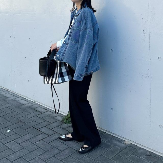 オーバーデニムコーデの女性横