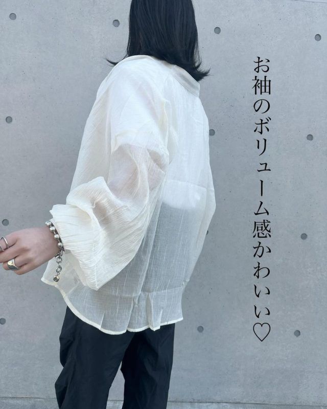 シャツコーデの女性2