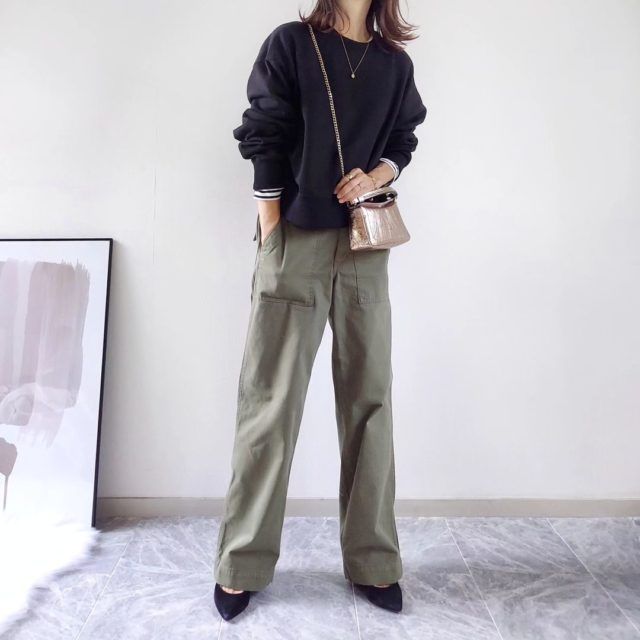 2wayニットコーデの女性3