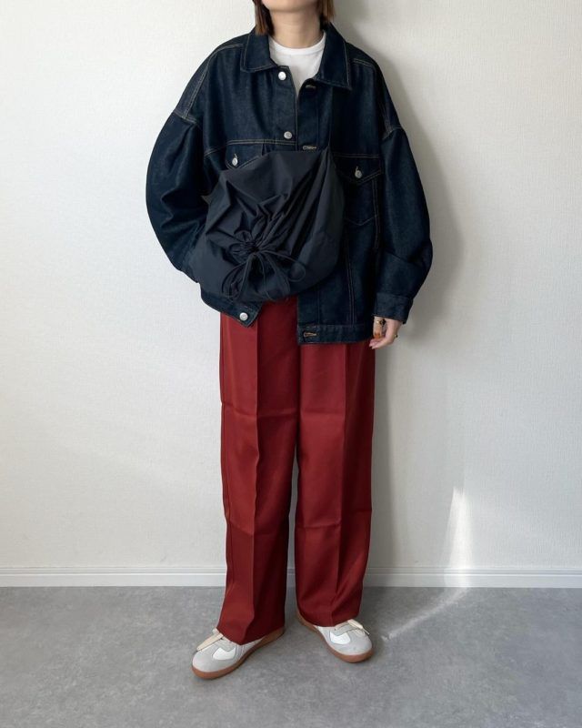 オーバーデニムコーデの女性正面