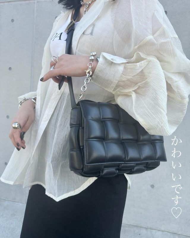 シアーシャツコーデの女性1