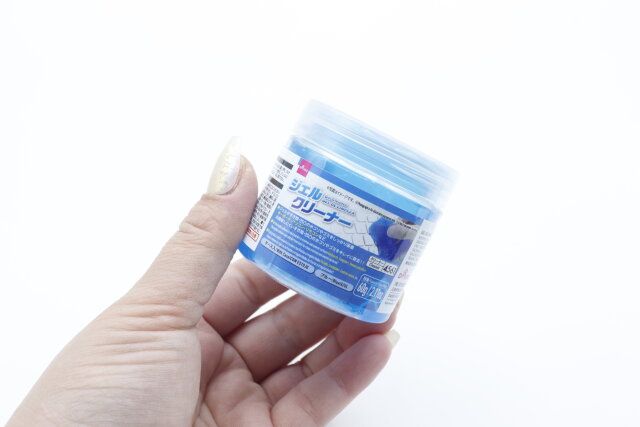 ダイソーのジェルクリーナー（ケース入、ブルー）を手に持った様子
