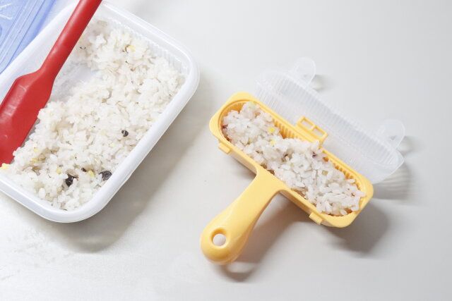 キャンドゥのおにぎりDAYS スティックにご飯を詰める