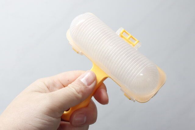 キャンドゥのおにぎりDAYS スティックを持った様子