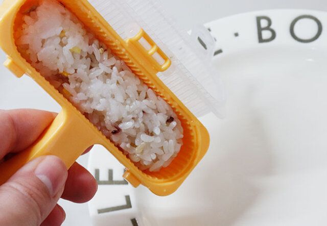 キャンドゥのおにぎりDAYS スティックでおにぎりを作る様子