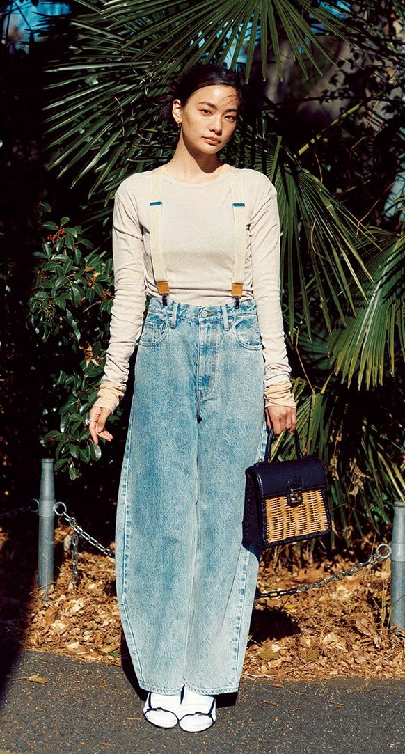 デニムパンツ￥25,300（アンド アールシー／カレンソロジー 新宿） シアートップス￥16,500（プランクプロジェクト／プランクプロジェクト 青山店） バッグ￥121,000（エゴバス／マルティニーク ルミネ横浜） サンダル￥61,500（ブレンテッラ／エストネーション） サスペンダー￥18,480（オブラダ／シンチ） ピアス￥29,700、リング￥77,000（ともにマリハ） 靴下￥3,300（シー／エスストア）