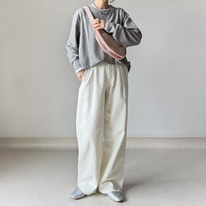 ソフトニットフリースクルーネックT×UNIQLOのナチュラルの「ドレープデニムタックパンツ」