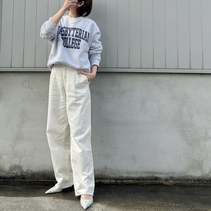 ロゴスウェット×UNIQLOのナチュラルの「ドレープデニムタックパンツ」