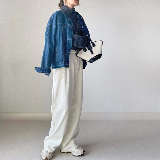 ノーカラーデニムジャケット×UNIQLOのナチュラルの「ドレープデニムタックパンツ」