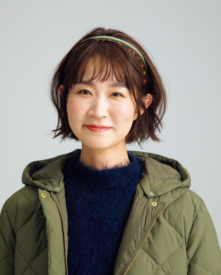 細いカチューシャを2本使い 生え際の白髪もごまかせる大人のヘアアレンジ