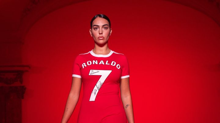 ロナウドの妻ロドリゲスさん、パリコレのモデルに！夫ロナウドのユニフォームで参上