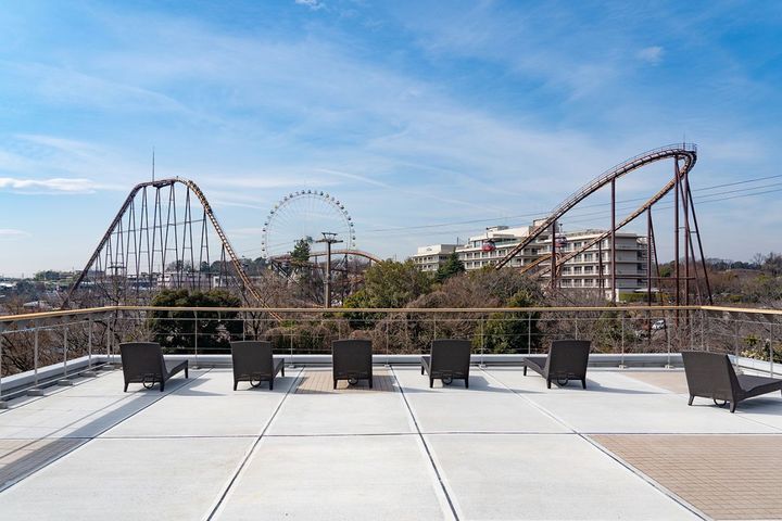 天気がいいと、デッキチェアに座って遊園地の楽しげな様子を見渡せます