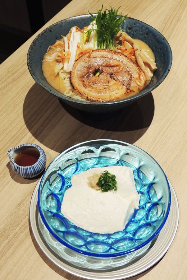 濃厚で滑らかな自家製豆腐 580円（手前）と、おのでら濃厚えび味噌ラーメン 1580円（奥）
