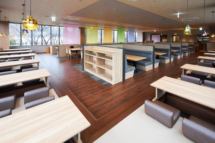 約200席を擁する広いレストラン。テーブル席のほかに座敷、個室もあります