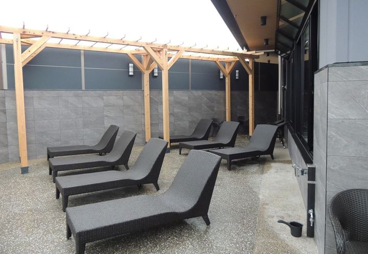 女性風呂の屋外に置かれているデッキチェア