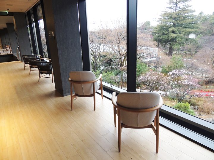 ロビー階からエレベーターで2階へ。お風呂までの廊下から「HANA・BIYORI」の景色が見渡せます