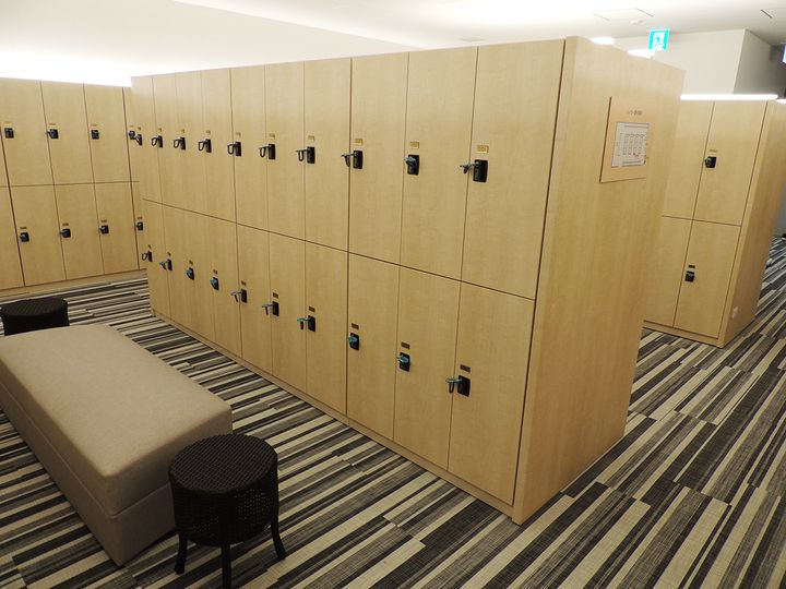 男性風呂の脱衣所。女性風呂もほぼ同じスタイル