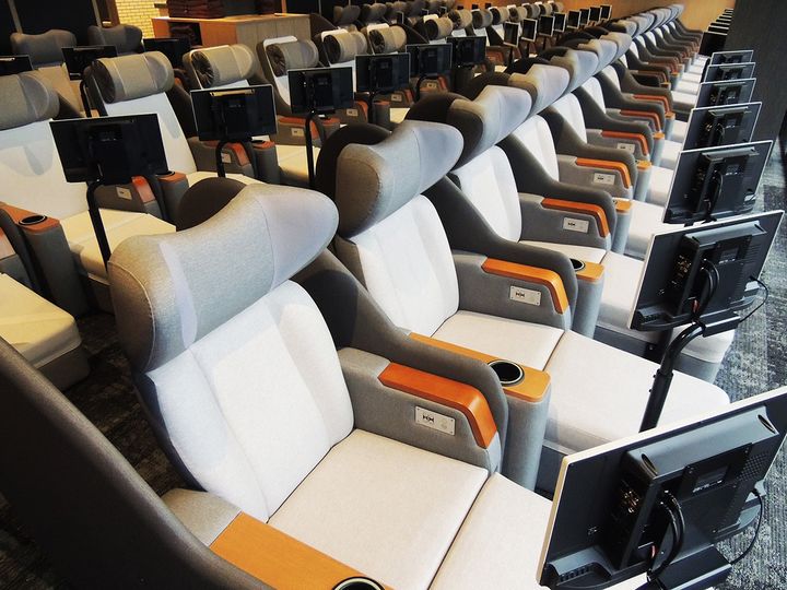 50台以上のテレビ付きリクライニングチェアがあるリクライニングエリア。1万冊以上のコミック・書籍も利用できます