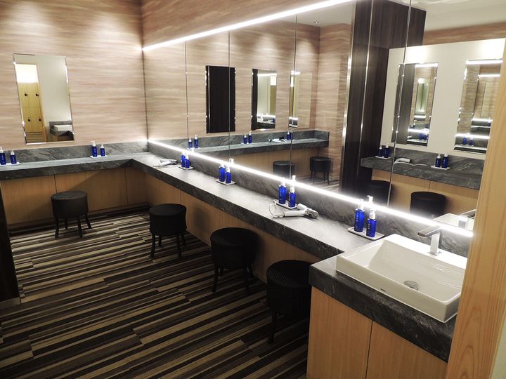 女性風呂のパウダールーム。このようなスペースが数カ所あり、リファのドライヤーと雪肌精の化粧水・乳液を備えています