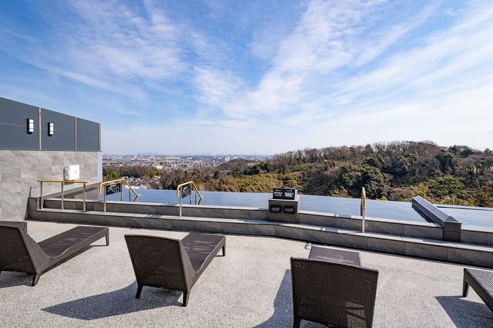 前になにもなく、開放感抜群の男性露天風呂