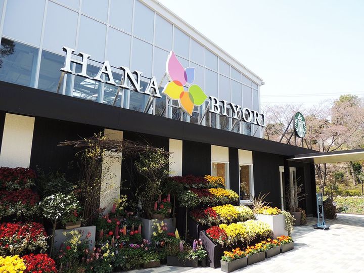 「HANA・BIYORI館」内には、300鉢を超えるフラワーシャンデリアやアクアリウムなどが見られます