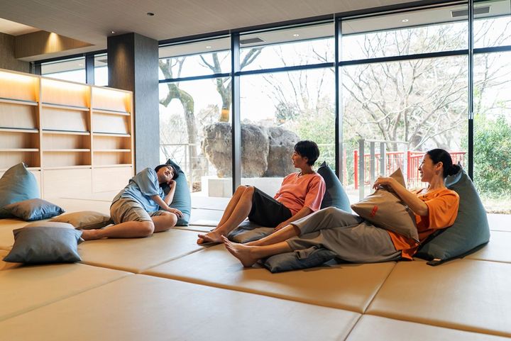 やわらかいクッションで寝転べるリラックスラウンジ