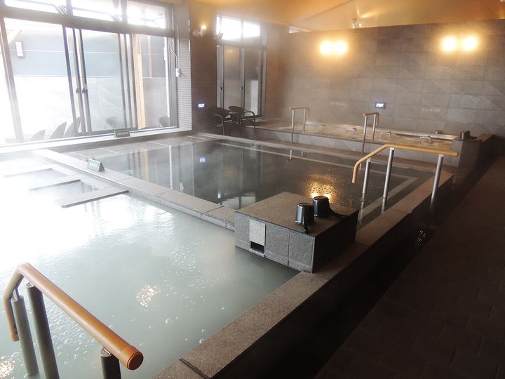 女湯のシルク風呂、高濃度炭酸泉、ジェットバス・リラクゼーションバス（手前から）