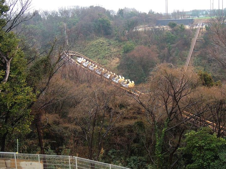 別の角度から「バンデット」のコースレイアウトが一望（この角度から見える場所は貴重）。目の前をコースターが走って行きます