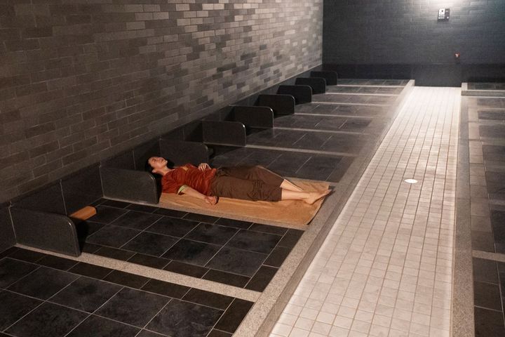 ミストによる岩盤浴「花霞の間」